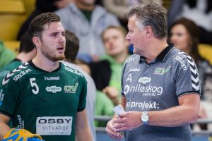 OV:s Oskar Hansson i diskussion med tränare Ulf Sivertsson.